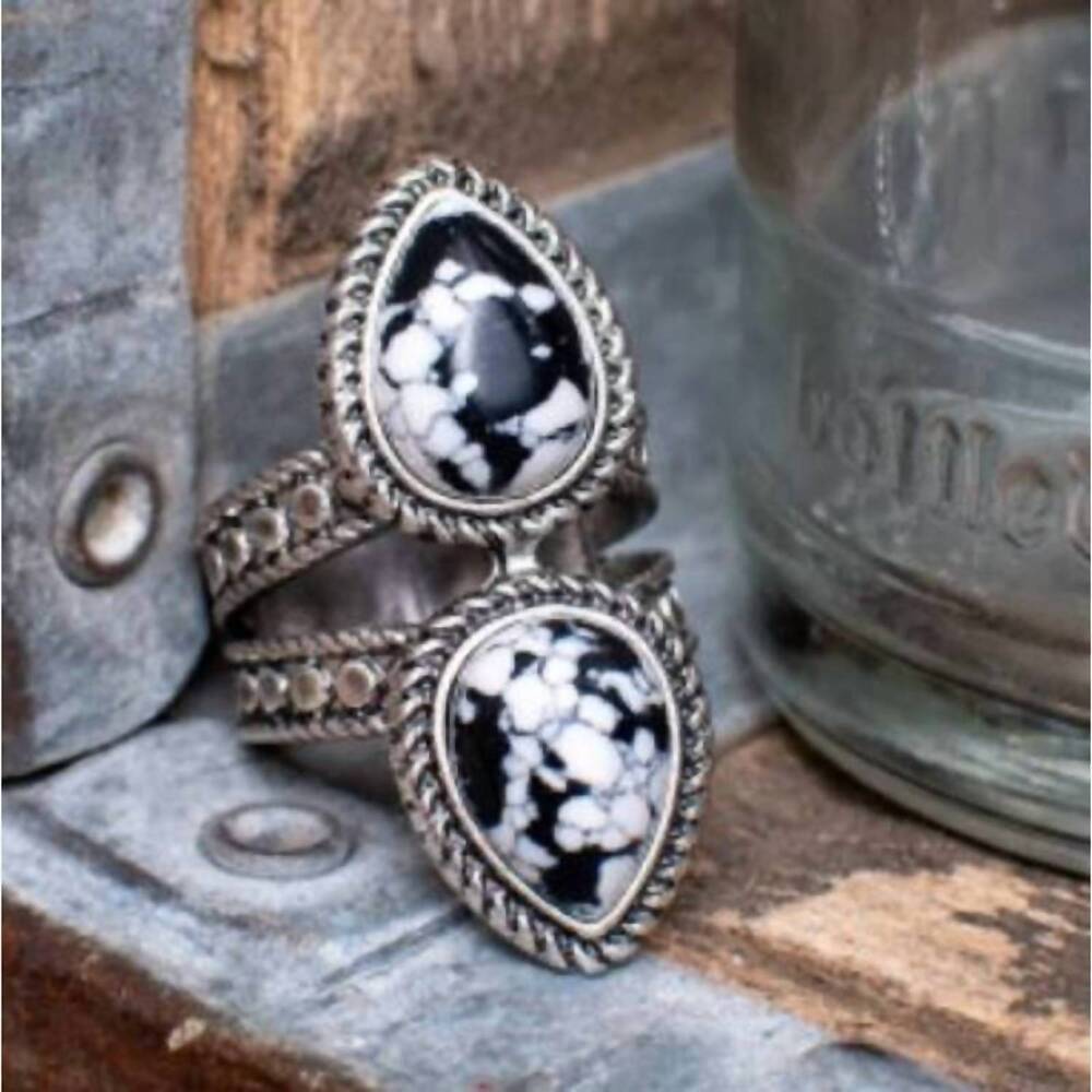 NEW CHEEKYS women's mirrored teardrop stone ring in black & white